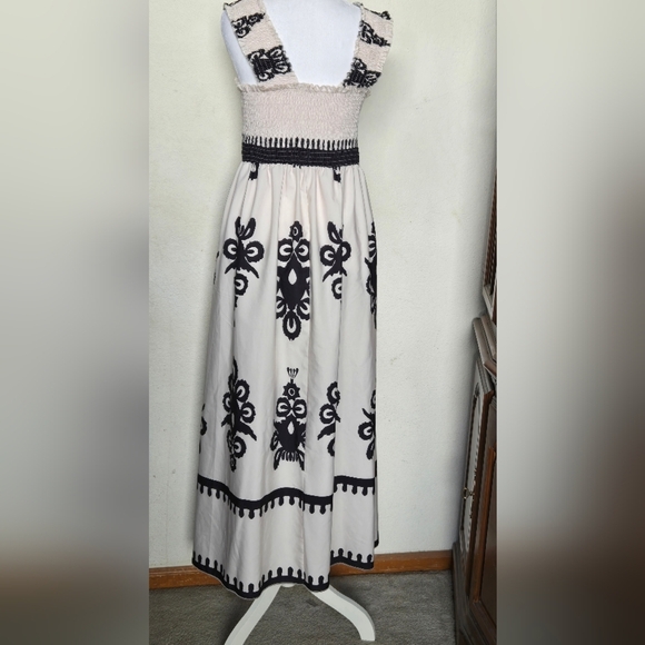 Elegant White and Black Maxi Dress.Size M - Picture 10 of 10